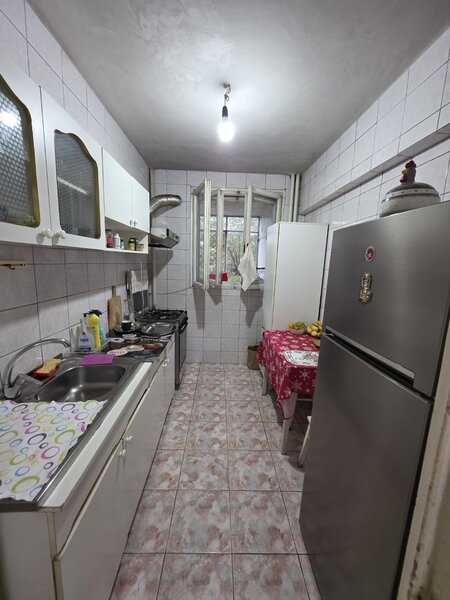 Piata Muncii, 5 minute metrou, chiar pe Basarabia, stradal, vedere spate,