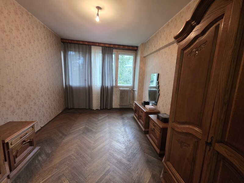Piata Muncii, 5 minute metrou, chiar pe Basarabia, stradal, vedere spate,