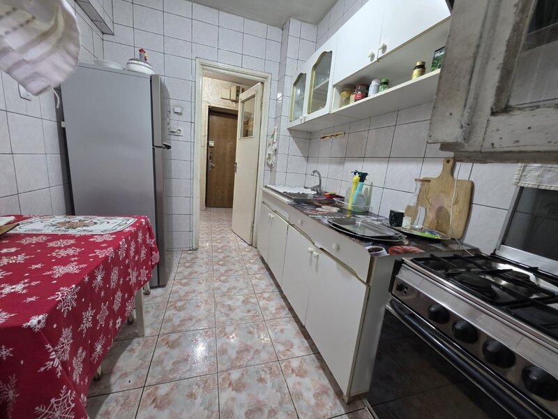 Piata Muncii, 5 minute metrou, chiar pe Basarabia, stradal, vedere spate,
