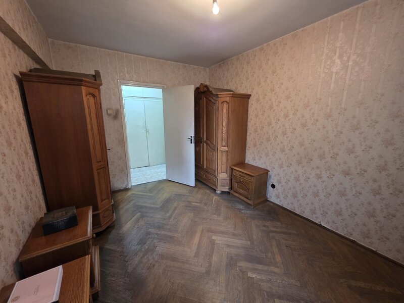 Piata Muncii, 5 minute metrou, chiar pe Basarabia, stradal, vedere spate,