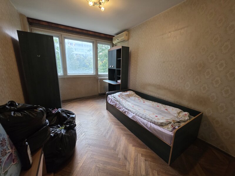 Piata Muncii, 5 minute metrou, chiar pe Basarabia, stradal, vedere spate,