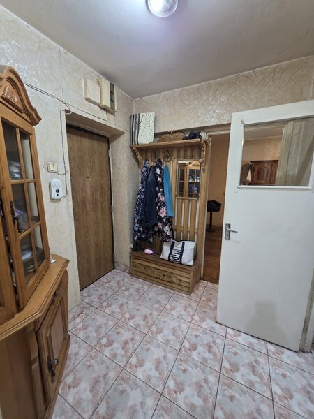 Piata Muncii, 5 minute metrou, chiar pe Basarabia, stradal, vedere spate,