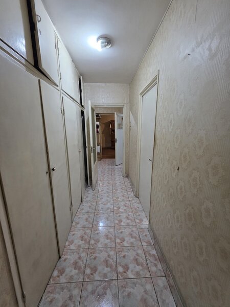 Piata Muncii, 5 minute metrou, chiar pe Basarabia, stradal, vedere spate,